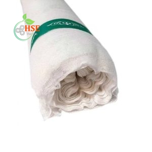 پارچه تنظیف صنعتی به‌صورت رولی در کنار ابزار صنعتی